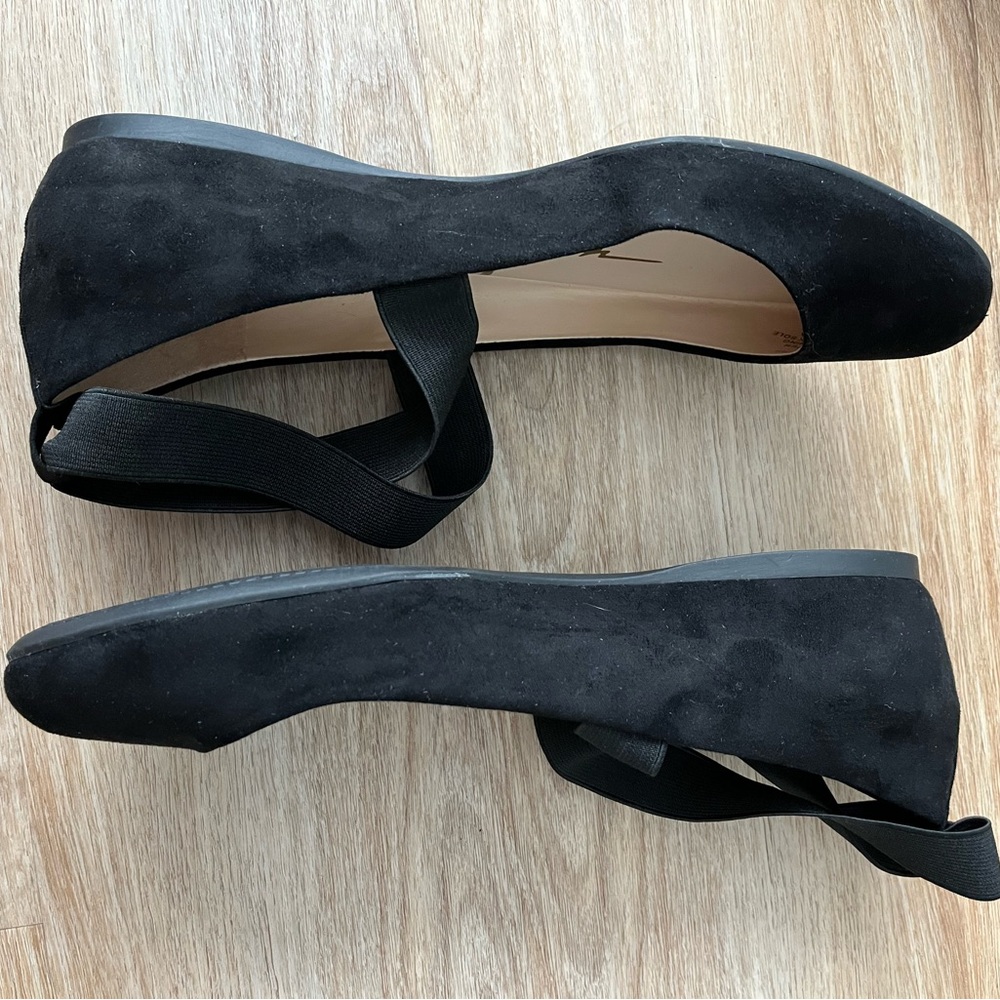Jessica Simpson Black Flats with Elastic Straps - Picture 3 of 5